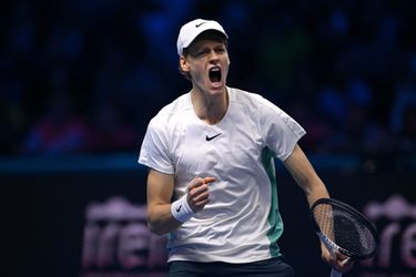 Jannik Sinner wint en neemt Novak Djokovic mee naar halve eindstrijd ATP Finals