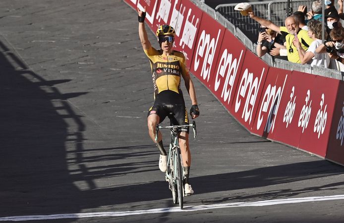 Een jaar na zijn drama: Wout van Aert soleert naar de overwinning in Strade Bianche