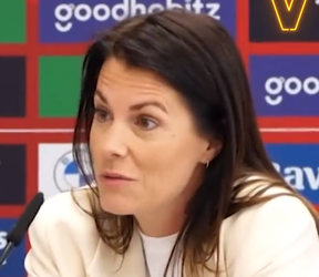 🎥 | Perschef PSV kapt vragen Hans Kraay jr. aan Fred Rutten af: 'Waarom bepaalt zij dat?'