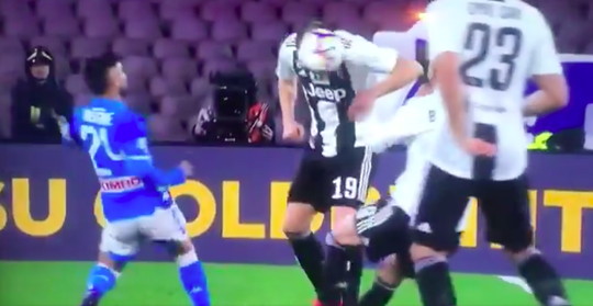 Ongelooflijk: Juve-spelers Bonucci en Bernardeschi botsen en krijgen vrije trap mee (video)