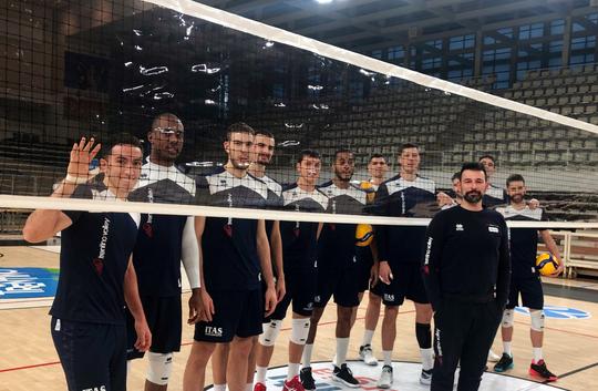 📸 | Jeugdcoach volleybalclub verzint 'anti-corona-net': 'Misschien is dit zelfs wel een verbetering'
