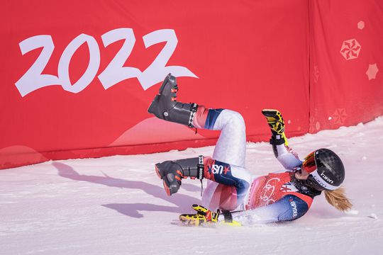 Amerikaanse skiester loopt dubbele beenbreuk op bij nare val tijdens Olympische Spelen