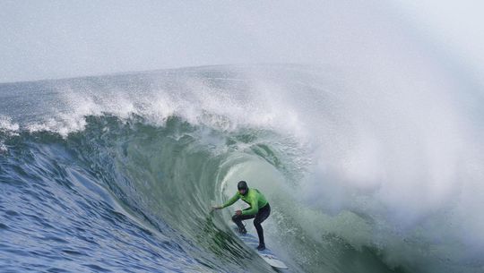 Recordsurfer breekt nek op rotsen