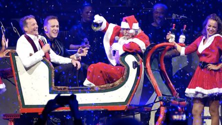 🎥 | Johan Derksen steelt de show als kerstman en zingt bij concert De Bevers