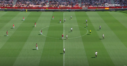 🎥 | Lorient-speler heeft gaaf idee voor de aftrap, alleen de uitvoering is wat minder