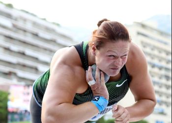 Dat was schrikken! Europees kampioene kogelstoten gewond bij auto-ongeluk