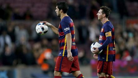 Suárez én Messi met de wedstrijdbal naar huis