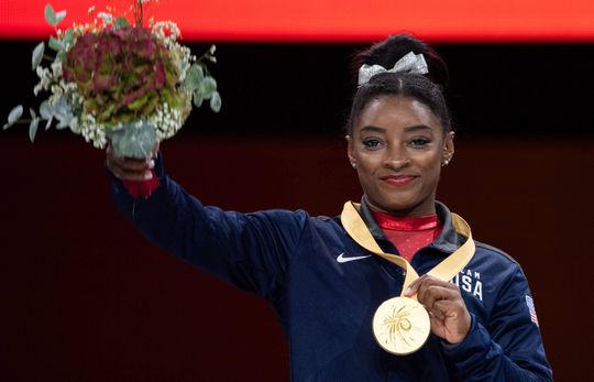 Bizarre Biles grijpt record met 24(!) WK-medailles