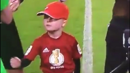 Hand van jonge mascotte wordt volledig genegeerd door Gladbach-aanvoerder (video)