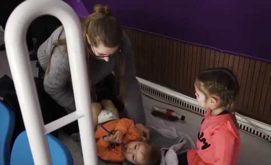 Geweldig! Vrouw Sjinkie Knegt met kinderen op de tribune in Gangneung (video)