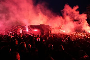🎥 | Spelersbus Feyenoord na overwinning op Ajax opgewacht door uitzinnige menigte