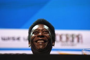 📸 | Pelé geeft historisch shirtje aan Lewis Hamilton: 'Bedankt dat je bent wie je bent'