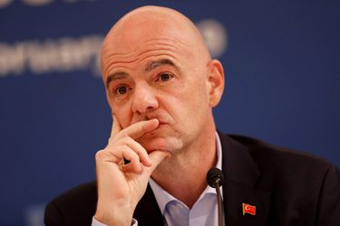 Infantino wil maatregelen bij racisme: 'Scheids mag wedstrijd stoppen'