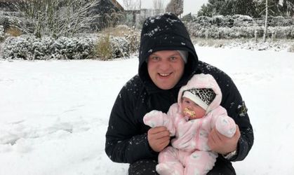 IJskoude Van Gerwen heeft vlak voor WK sneeuwpret met vrouw en dochtertje (foto's)