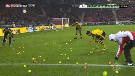 Dortmund-fans protesteren met tennisballen tegen ticketprijzen (video)