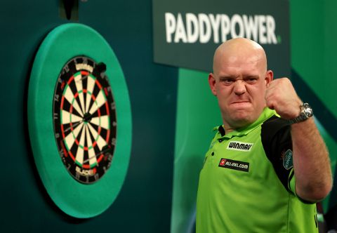 Favoriet Michael van Gerwen heeft vertrouwen in Raymond van Barneveld: 'Luke Littler wordt gesloopt'