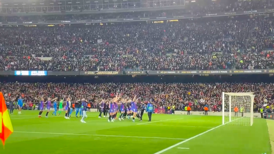 🎥 | Feest in Camp Nou: vrouwen FC Barcelona drogen Real Madrid af op recordavond