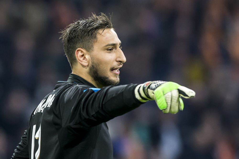 Boze Milan-fans gooien dollarbiljetten naar Donnarumma (video)