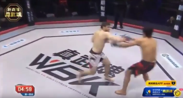 Onsportieve vechter slaat tegenstander zonder 'begroeting' binnen 3 seconden K.O. (video)