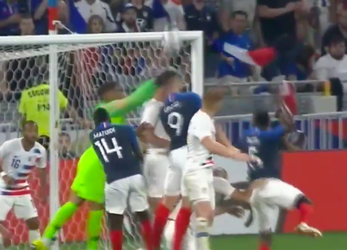USA-doelman slaat Miazga en tegenstander Giroud tot bloedens toe met 1 harde vuist (video)