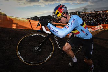 Onttroonde Van Aert eerlijk na WK veldrijden: ‘Mathieu was heel sterk, zilver hoogst haalbare’