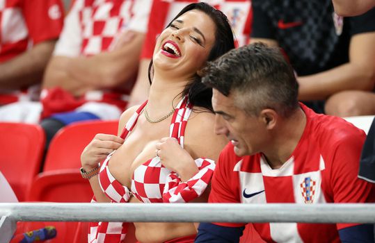 📸  | Ex-Miss Kroatië laat Qatarese hoofden draaien: sjeiks willen selfie