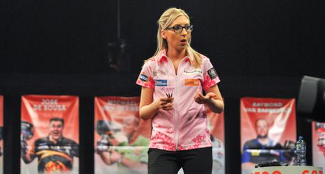 Primeur: Fallon Sherrock is 1e vrouw met 9-darter bij PDC-toernooi