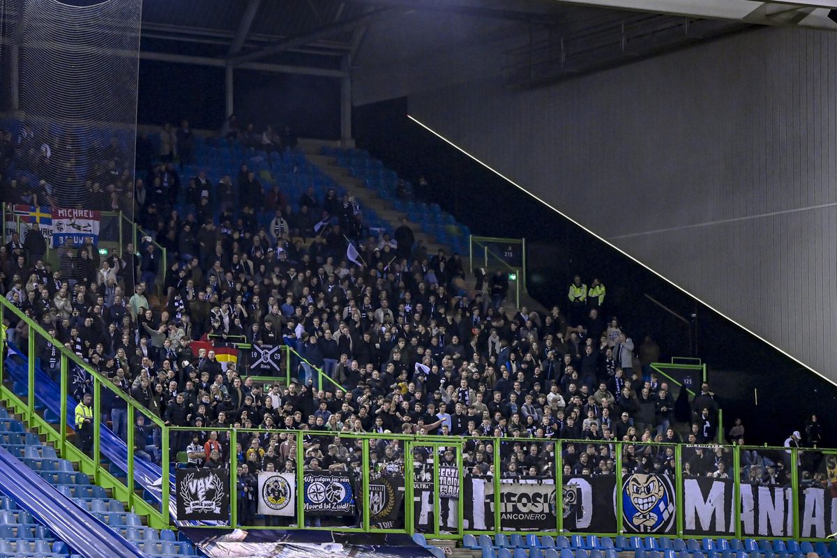 Boze Heracles-fans wachten spelersbus op