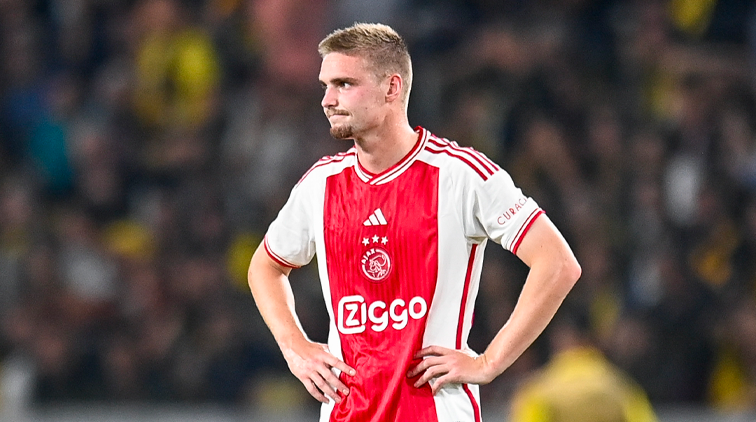 Kwetsbaar Ajax speelt gelijk tegen AEK door goal van knipoog-Kroaat Domagoj Vida