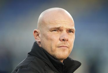 Heerenveen-trainer Jansen moet wedstrijd tegen Fortuna thuis op de bank volgen