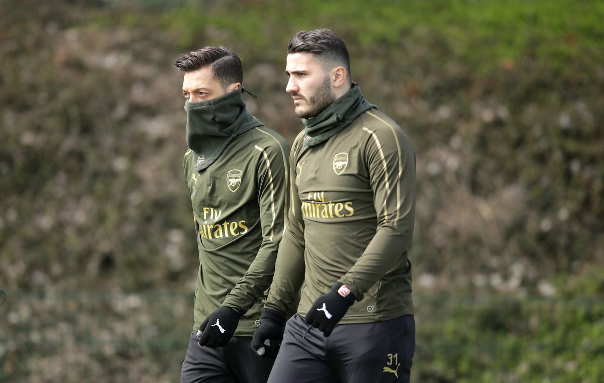 'Mesut Özil en Sead Kolasinac worden 24 uur per dag bewaakt vanwege gangoorlog'