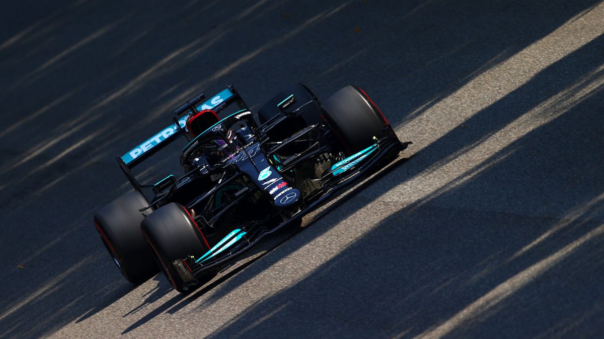 Lewis Hamilton bijna een halve tel sneller dan Max Verstappen bij VT2