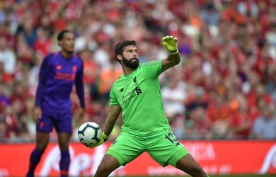 HAHA! Liverpool-keeper Becker markeert naam op debuutshirt met klassieke viltstift (video + foto)