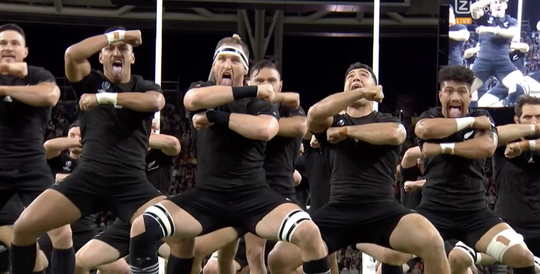 GOUD! Check hier de gruwelijke haka van de All Blacks: 'Tiki mai whakawhiti!' (video)
