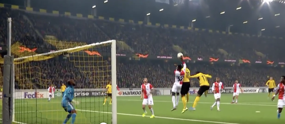 🎥 | Feyenoord-verdediger maakt domste handsbal OOIT: pingel en 1-0 Young Boys