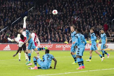 Sanchez zet met fraaie omhaal geflatteerde overwinning Ajax in gang