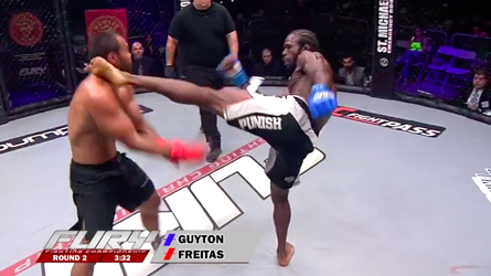 🎥 | MMA-sloper Guyton leidt zege op Freitas in met deze perfect getimede highkick
