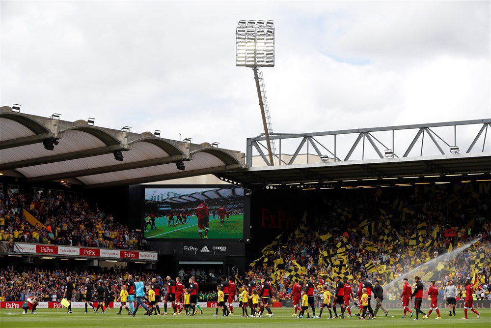 Hand in hand het veld oplopen met jouw Premier League-held? Dat is dan flink dokken!