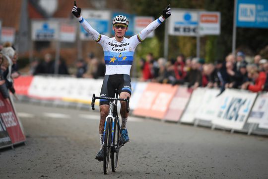 Mathieu van der Poel verslaat wereldkampioen Van Aert in Otegem