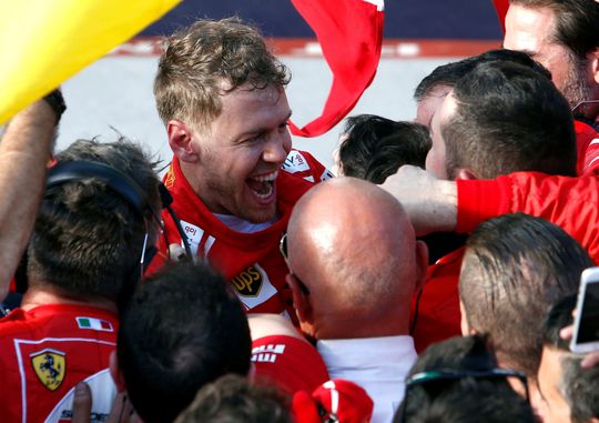 Vettel dolt met Verstappen: 'Jij mag nog geen biertje, hè'