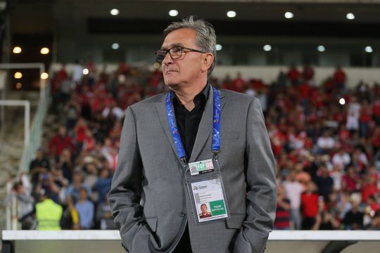 Coach kan 6 ton salaris in cash ophalen in Teheran omdat Iran ruzie heeft met VS