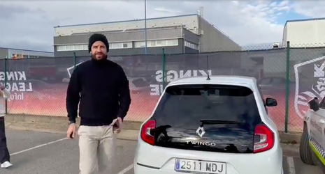 🎥 | Gerard Piqué gaat vrolijk verder met trollen: komt aan in Twingo na teksten Shakira