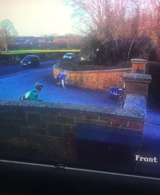 😂🎥 | Liverpool-hero Michael Owen pleurt bij thuiskomst klungelig van zijn fiets