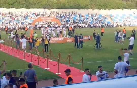 Feyenoord-fan scoort als 'scout van TOP Oss' 2 VIP-tickets voor kampioenswedstrijd in Tirana