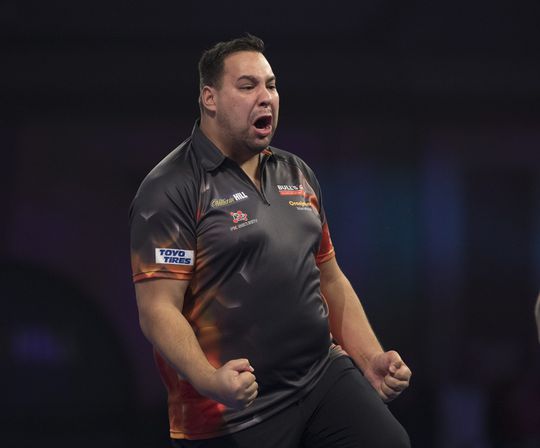 Darter Jermaine Wattimena houdt Hollandse hoop levend na zege op Luke Woodhouse