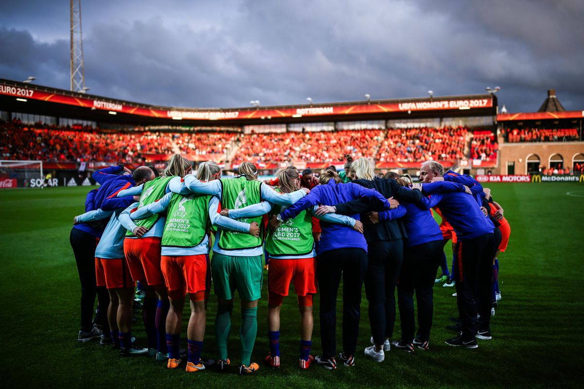 Oranje Leeuwinnen verrassen Deense bondscoach positief: 'Spelen net als mannen'