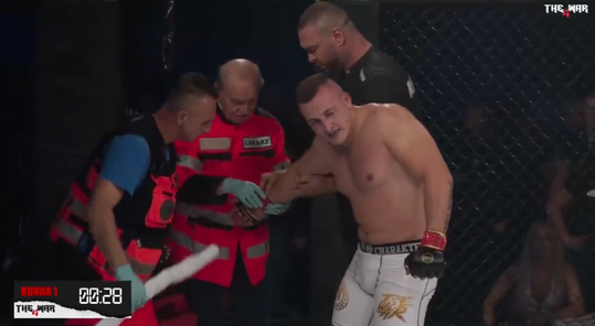 🎥 | Strijder! Vechter Szachta breekt hand en knokt door, maar verliest partij alsnog