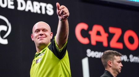 Michael van Gerwen zeker van play-offs ondanks dramatische avond in Leeds