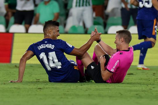 🎥 | Haha! Real Madrid-speler Casemiro kegelt scheids omver