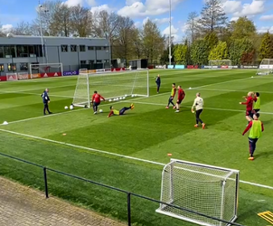 🎥 | Investering waard? Mika Godts dolt halve Ajax-selectie op training